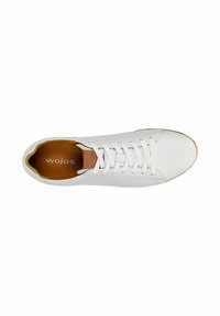 Basket basse en cuir blanc avec des lacets blancs et une doublure intérieure marron, vue de dessus, montrant le nom de la marque à l'intérieur.