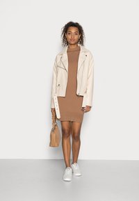 ONLY ONLLABELLE LIFE - Vestido de malha - toasted coconut
