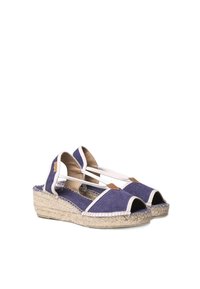 Marineblauwe espadrille-wedges met open teen, witte elastische banden en juten zolen. Bevat tan lederen accenten aan de zijkanten.