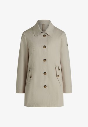 Veste de pluie beige avec un col pointu, une fermeture à six boutons, deux poches latérales et un patch logo sur la manche. Texture lisse.