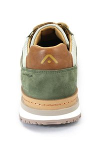 Sneaker verde in suede con dettagli in pelle marrone, tomaia in mesh, superficie texture e suola intermedia bianca a contrasto. Presenta un logo sul tallone.
