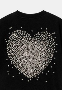 Felpa nera con un grande design a forma di cuore realizzato con piccoli, lucidi strass, disposti densamente al centro, con accenti sparsi.