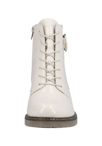 Bottines en cuir verni blanc avec un laçage à l'avant et une fermeture éclair sur le côté. Elles possèdent un bout rond et une semelle texturée avec des détails de couture contrastants.