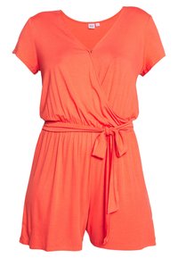 Mono tipo wrap de color coral, hecho de tela suave, con mangas cortas, escote en V, cinturilla elástica y cinturón a juego.