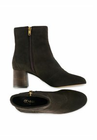 Ciemnoszare zamszowe botki sięgające kostki z wydłużonym noskiem, zamkiem błyskawicznym z boku i drewnianą, warstwową piętą. Gładka tekstura, minimalistyczny design.