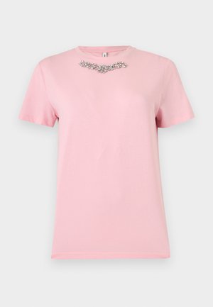 T-shirt rose clair à manches courtes avec un col rond et un groupe de strass transparents ornant la partie supérieure de la poitrine.