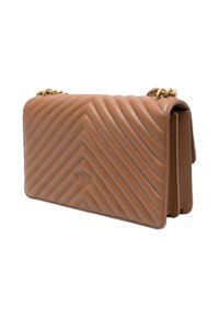 Tan krēmkrāsas, quilted ādas crossbody soma ar ķēdes siksnu, ar čevronu rakstu un izsitētu logotipu priekšpusē, taisnstūra forma.