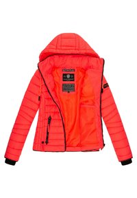 Giacca a vento rossa con cappuccio, caratterizzata da un design trapuntato, chiusura frontale con zip, polsini elastici e una tasca interna. Interno foderato in vivace arancione.