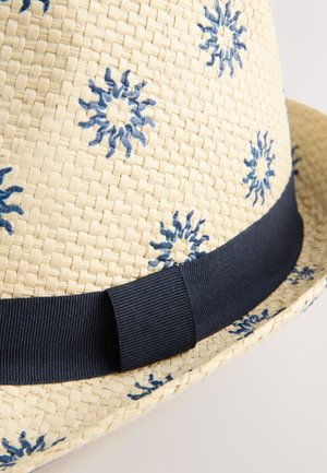 Sombrero de paja con patrones bordados de copos de nieve azules, banda ancha de cinta azul marino y textura tejida. Color base crema.