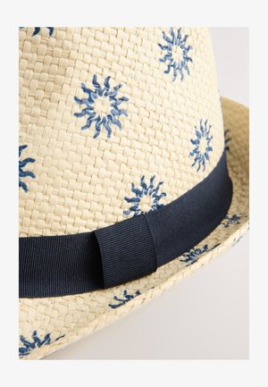 Sombrero de paja con patrones bordados de copos de nieve azules, banda ancha de cinta azul marino y textura tejida. Color base crema.
