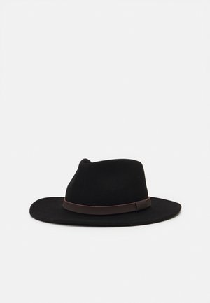 Czarny fedora z szerokim rondem z ciemnobrązową skórzaną opaską u podstawy korony, na jednolitym białym tle.