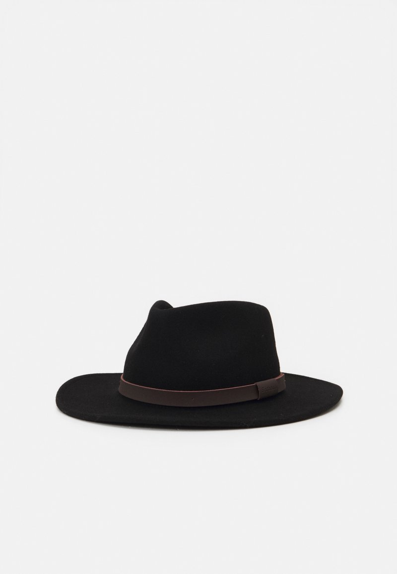Chapeau fedora noir à large bord avec un bandeau en cuir marron foncé autour de la base de la calotte, sur un fond blanc uni.