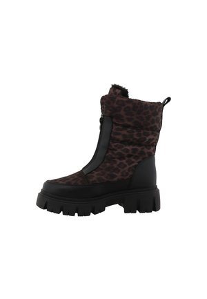 Černá zimní kotníková bota s robustní podrážkou, leopardím vzorem, předním zipem, kožešinovou podšívkou viditelnou na vrcholu a poutkem na patě.