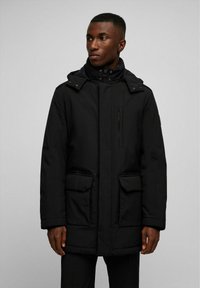 Zwarte, geïsoleerde parka met een hoge kraag, verstelbare capuchon en meerdere voorzakken. Heeft een gladde, matte textuur en een ritssluiting aan de voorkant.