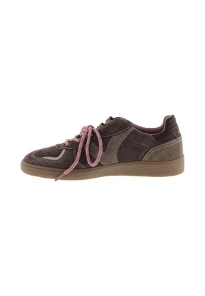 Casual bruine suède sneaker met lichtbruine zool en roze veters, zijaanzicht, met zicht op de stiksels en de gestructureerde panelen.