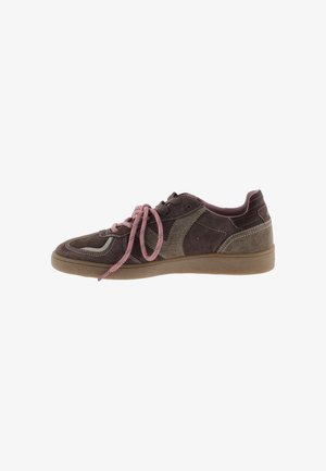 Casual bruine suède sneaker met lichtbruine zool en roze veters, zijaanzicht, met zicht op de stiksels en de gestructureerde panelen.
