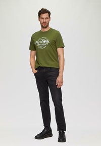 s.Oliver MIT FRONT - T-Shirt print - guacamole