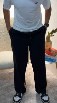 Sorte, lette bukser med sidelommer, elastisk midjebånd og rette ben. Brukes med svarte og hvite sneakers.