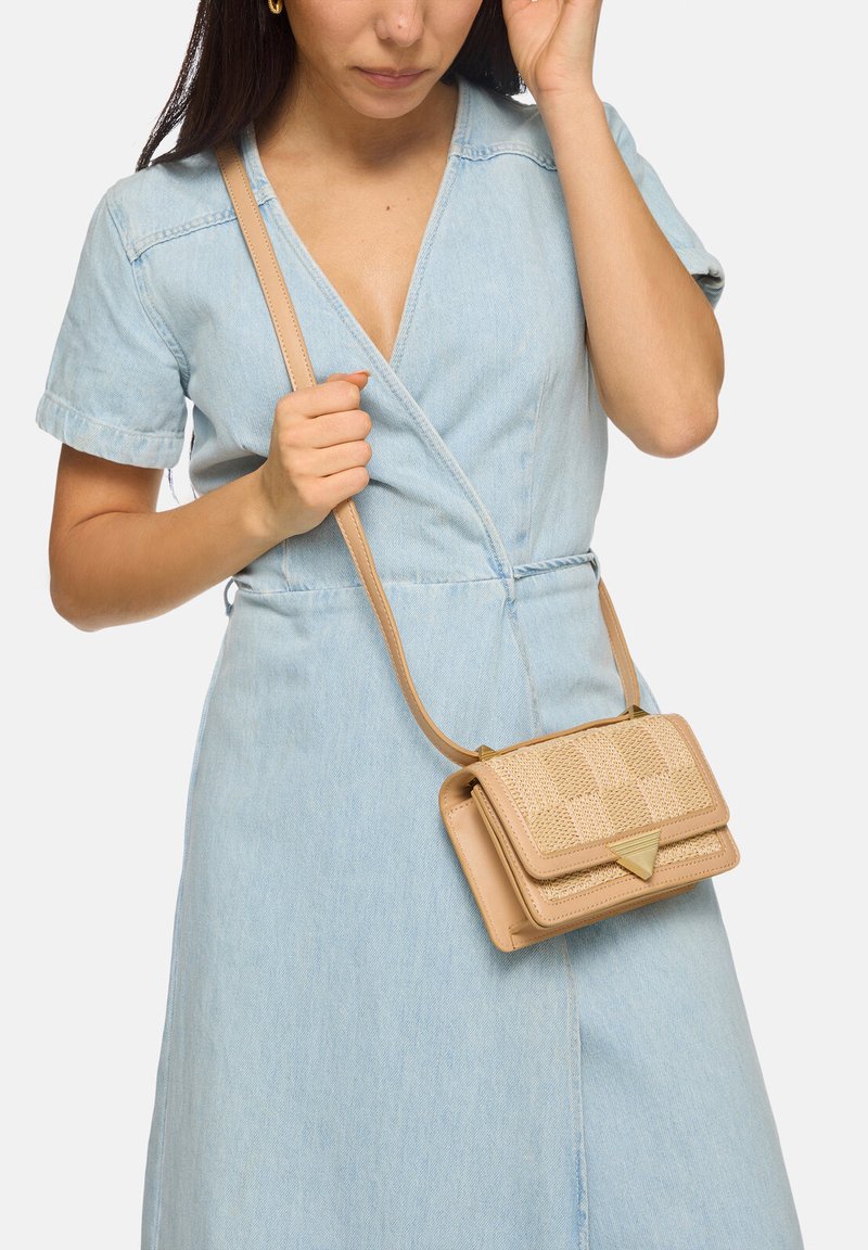 Borsa a tracolla color cuoio con texture intrecciata e un accento triangolare. La borsa presenta una chiusura a pattina e una lunga tracolla regolabile.