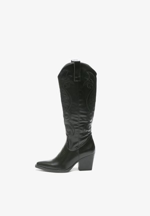 Schwarze Kunstleder-Cowboystiefel mit spitzer Zehenform, geprägtem Blumenmuster, Höhe bis zur Mitte der Wade und gestapeltem Absatz. Mit einem Ziehschlaufe akzentuiert.