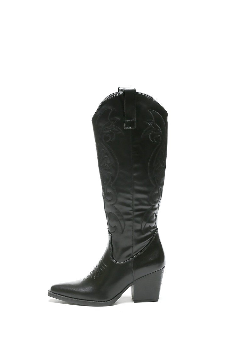 Botas de vaquero de imitación cuero negro con puntera puntiaguda, diseño floral grabado, altura hasta la pantorrilla y tacón apilado. Acentuadas con una solapa para tirar.