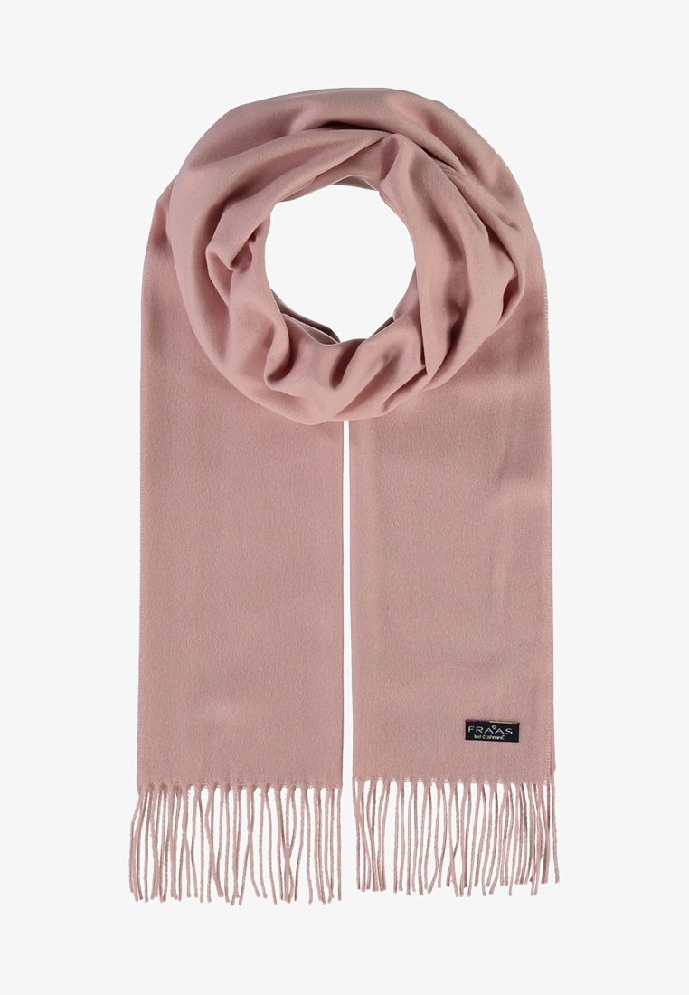 Écharpe rose clair avec des extrémités à franges, pliée librement en boucle, étiquette en tissu portant l'inscription "FRAAS" à une extrémité, fond blanc uni.
