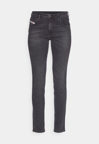 Fekete farmernadrág, slim fit fazonnal, öt zsebes dizájnnal és fémből készült gombos zárással. Finom varrásokkal és mintás címkével a zseben.
