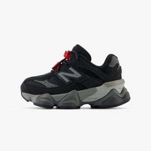 Fekete sportcipők szürke kiegészítőkkel, texturált felső résszel, hálós panelekből, és piros húzófűzős zárással. Vastag, párnázott talp.