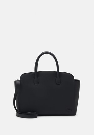 Bolso de mano negro estructurado con dos asas y una correa de hombro desmontable, acabado texturizado y pequeño logo en relieve en la esquina inferior derecha.