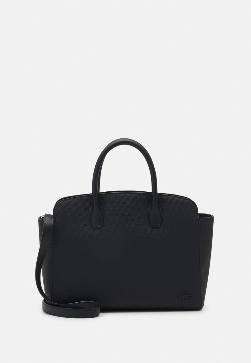 Sac à main structuré noir avec deux poignées et une bandoulière amovible, finition texturée et petit logo embossé dans le coin inférieur droit.