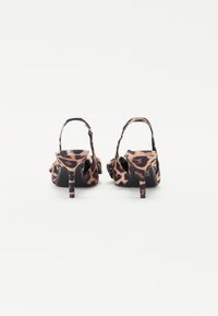 Leopardmønstret høyhælte sandaler med en glatt stoff, tynne stropper og en dekorativ sløyfe på hver hæl.