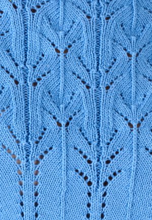 Tejido azul de punto con un patrón de encaje repetitivo que presenta líneas verticales y diseños calados en forma de hoja.