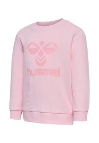 Różowy sweter z miękkiego materiału z okrągłym dekoltem, długimi rękawami, ściągaczami na rękawach oraz dużym wytłoczonym logo na przodzie.