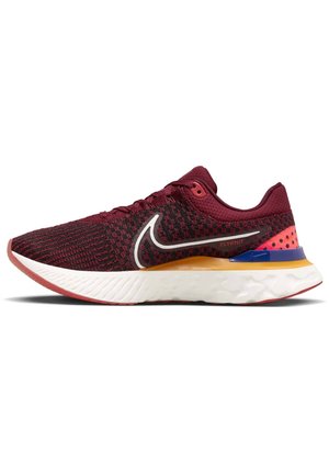 Chaussure de running en maille bordeaux et noire avec semelle blanche, accents orange et bleu sur la semelle intermédiaire, et un grand swoosh Nike blanc réfléchissant sur le côté.