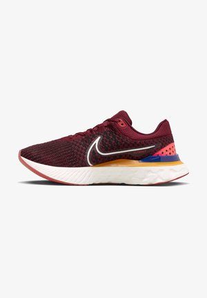 Chaussure de running en maille bordeaux et noire avec semelle blanche, accents orange et bleu sur la semelle intermédiaire, et un grand swoosh Nike blanc réfléchissant sur le côté.