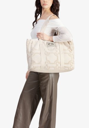Borsa a spalla in tessuto beige con motivo geometrico testurizzato, dettagli in pelle e doppi manici robusti. L'etichetta recita "V°73 VENEZIA."