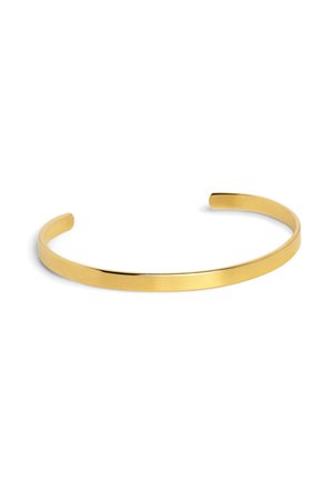 Bracelet manchette en or lisse et fin, à extrémités ouvertes, bande légèrement courbée et finition polie sur fond blanc.