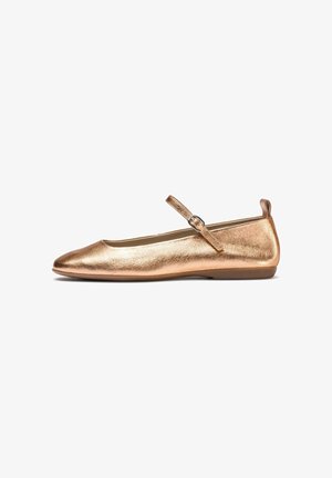 Zapato plano Mary Jane de oro rosa brillante con una única correa ajustable con hebilla y un pequeño tacón sobre fondo blanco.