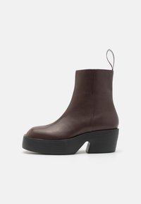 Unselected, dark brown