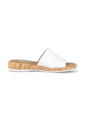 Sandale mule blanche avec empeigne large en cuir et semelle plateforme à texture liège, présentée sur fond blanc.
