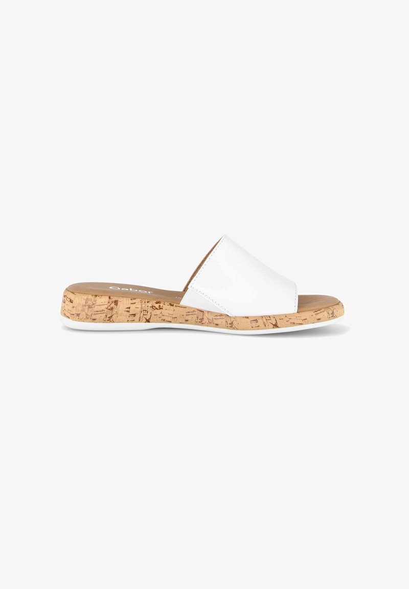 Sandale mule blanche avec empeigne large en cuir et semelle plateforme à texture liège, présentée sur fond blanc.