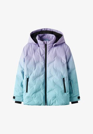 Giacca imbottita con un gradiente che va da lavanda a azzurro chiaro, con cappuccio, zip frontale e dettagli neri su tasche e polsini.