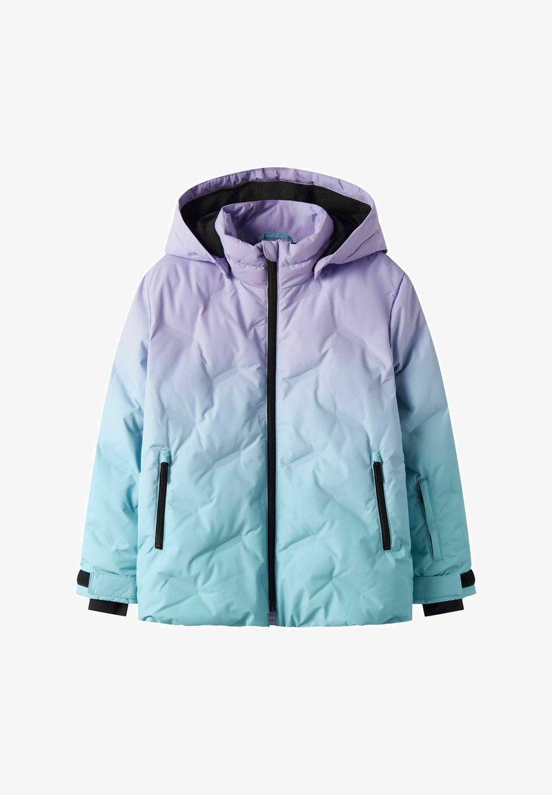 Pateikta jaka ar paklājumu, kas raksturo gradientu no lavandas līdz gaiši zila, ar kapuci, priekšējo rāvējslēdzēju un melniem akcentiem kabatās un piedurknēs.