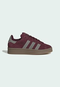Baskets basses en daim bordeaux avec des rayures grises, des lacets et une semelle marron, vues de côté extérieur sur un fond clair.