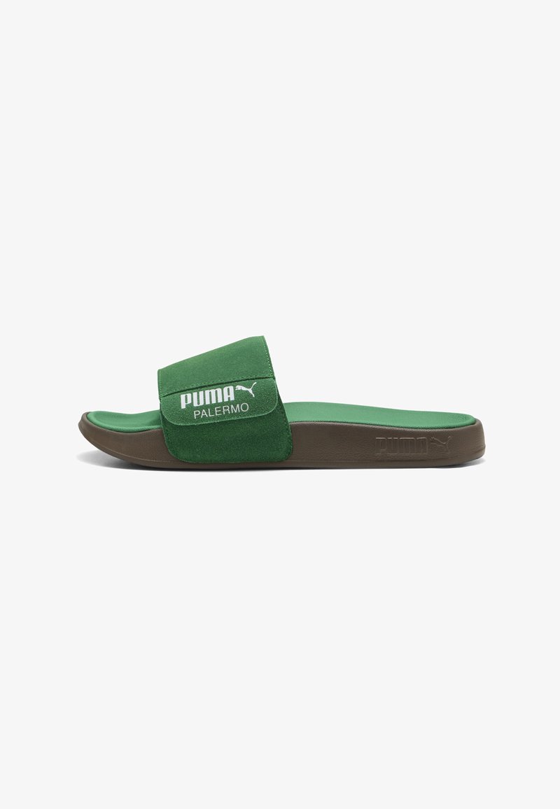 Infradito verde con una fascia in suede che presenta il logo "PUMA PALERMO". Sole in gomma marrone, design piatto, superficie testurizzata, stile aperto toe.