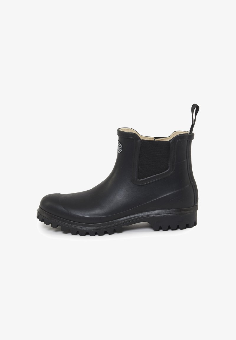 Stivaletto nero in gomma con pannelli laterali elasticizzati, suola testurizzata e linguetta posteriore. Superficie liscia con design a punta arrotondata.