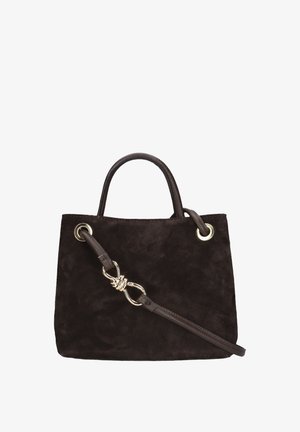 Braune Wildleder-Tasche mit strukturiertem Design, zwei oberen Griffen und einem abnehmbaren Schultergurt mit dekorativem Metallelement.