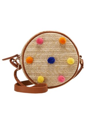 Okrągła pleciona słomiana torebka na ramię z brązowym paskiem ze skóry i kolorowymi pomponami w różowym, pomarańczowym, żółtym i niebieskim na przedniej powierzchni.
