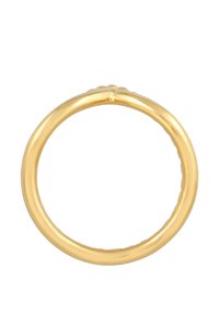 Goldring mit einem glatten, runden Band und einem strukturierten Element an der Oberseite. Einfaches Design, reflektierende Oberfläche und nahtlose Form.