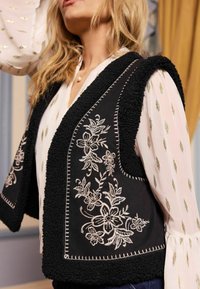 Love & Roses EMBROIDERED SHEARLING  - REGULAR FIT - Chaleco - black